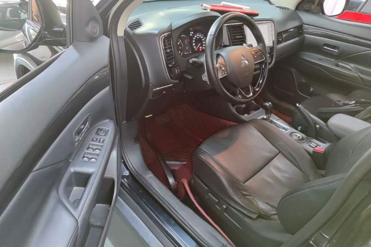 Used Mitsubishi Outlander 2016 2.4L 4x4 Elite Edition 5 Seats Driver Seat