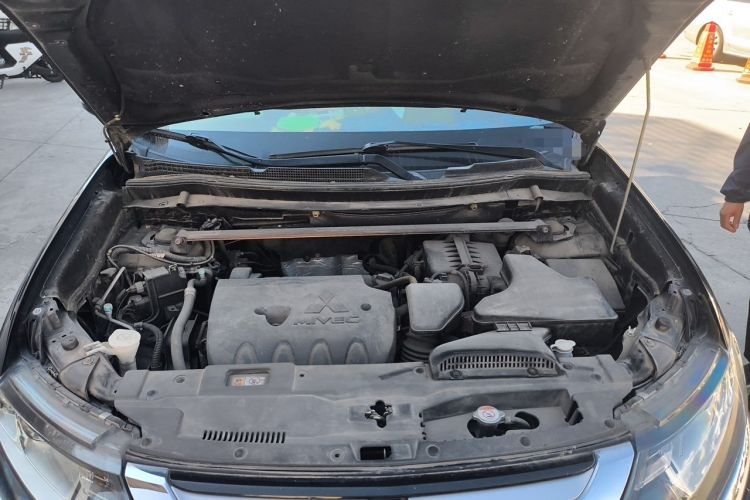 Used Mitsubishi Outlander 2016 2.4L 4x4 Elite Edition 5 Seats Engine Bay