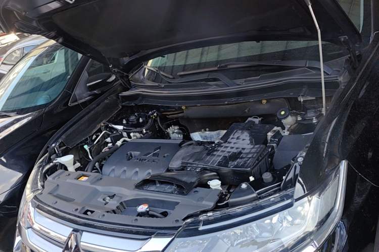 Used Mitsubishi Outlander 2016 2.4L 4x4 Elite Edition 5 Seats Engine Bay
