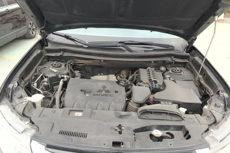 Used Mitsubishi Outlander 2016 2.4L 4x4 Elite Edition 7-Seater Engine Bay