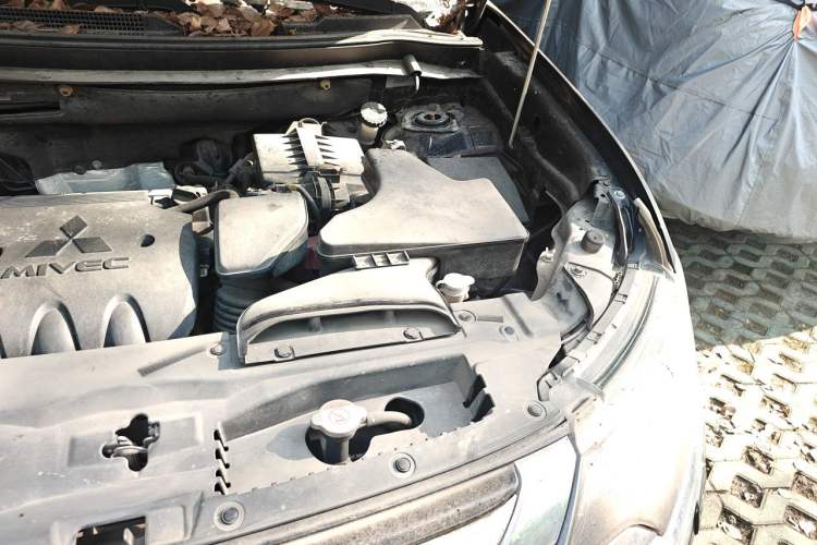 Used Mitsubishi Outlander 2016 2.4L 4x4 Luxury Edition 7-Seater Engine Bay Left