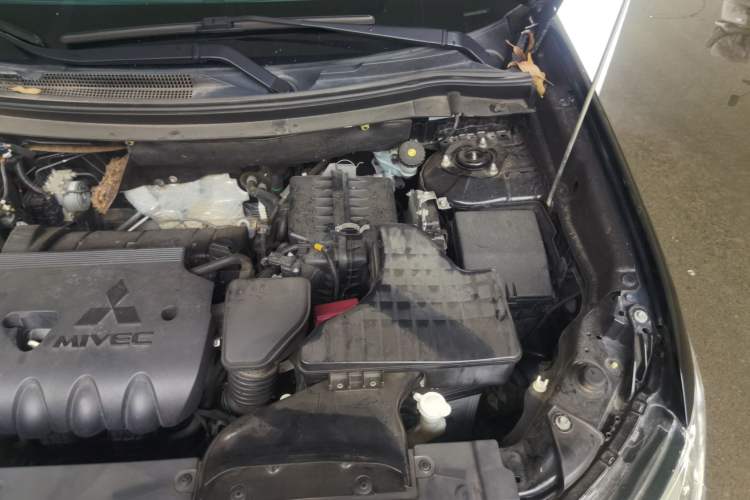 Used Mitsubishi Outlander 2016 2.4L 4x4 Luxury Edition 7-Seater Engine Bay Left