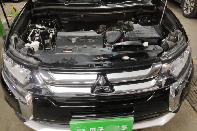 Used Mitsubishi Outlander  Engine Bay
