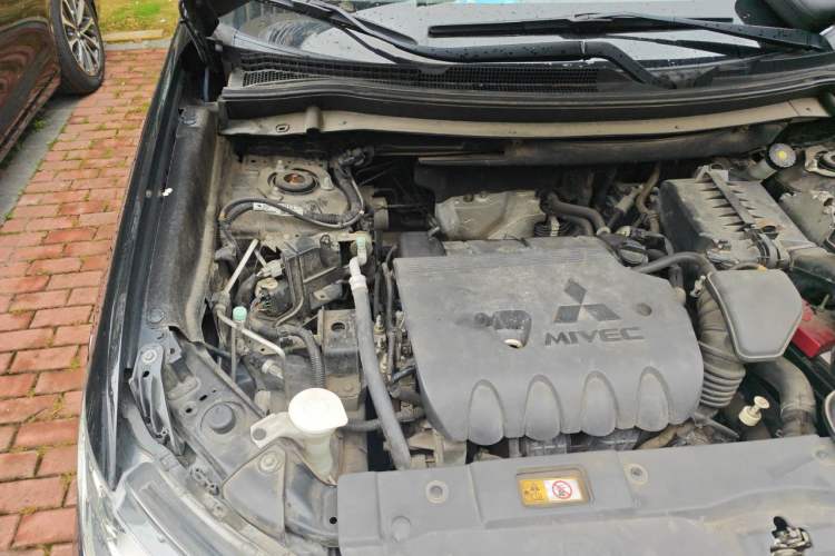 Used Mitsubishi Outlander 2016 2.4L 4x4 Prestige Edition 7-Seater Engine Bay Right