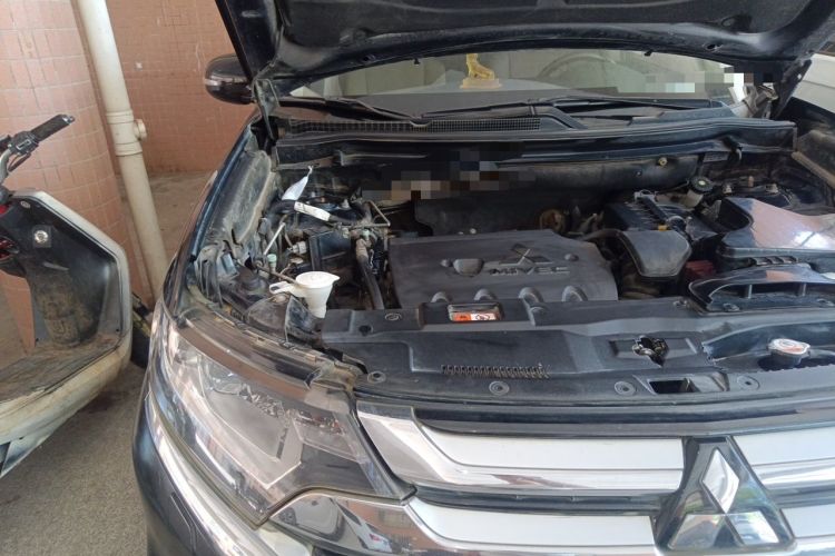 Used Mitsubishi Outlander 2016 2.4L 4x4 Elite Edition 5 Seats Engine Bay Right