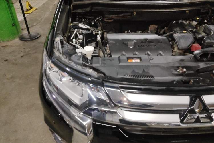 Used Mitsubishi Outlander  Engine Bay Right