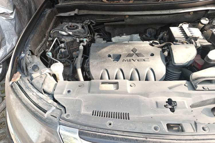 Used Mitsubishi Outlander 2016 2.4L 4x4 Luxury Edition 7-Seater Engine Bay Right