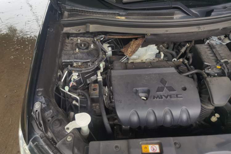 Used Mitsubishi Outlander 2016 2.4L 4x4 Luxury Edition 7-Seater Engine Bay Right
