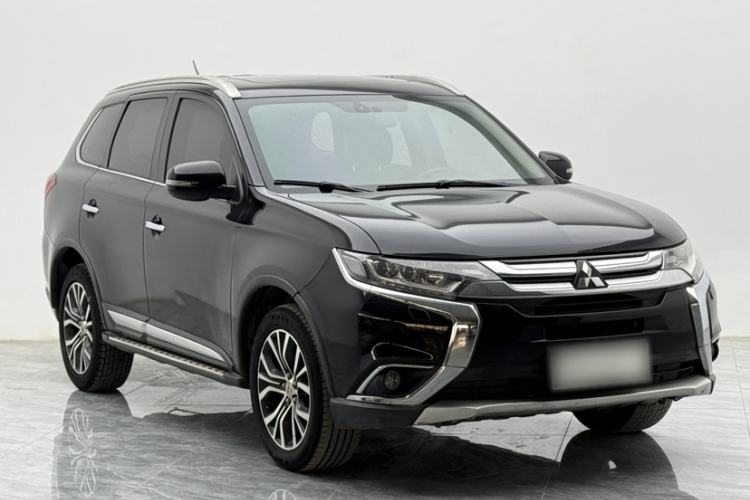 Used Mitsubishi Outlander 2016 2.4L 4x4 Luxury Edition 7-Seater Exterior 1