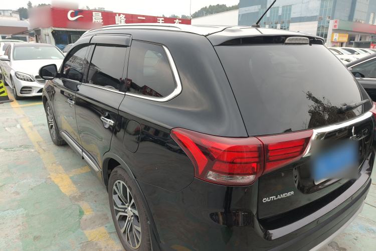 Used Mitsubishi Outlander 2016 2.4L 4x4 Elite Edition 7-Seater Exterior 2