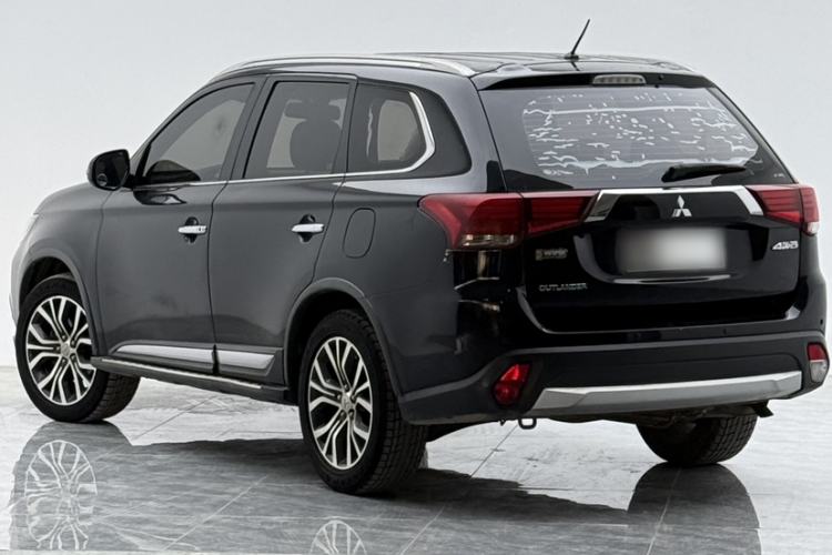 Used Mitsubishi Outlander 2016 2.4L 4x4 Luxury Edition 7-Seater Exterior 2