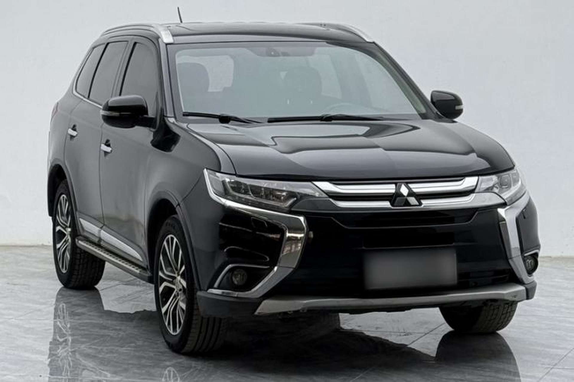 Used Mitsubishi Outlander 2016 2.4L 4x4 Luxury Edition 7-Seater Exterior 3