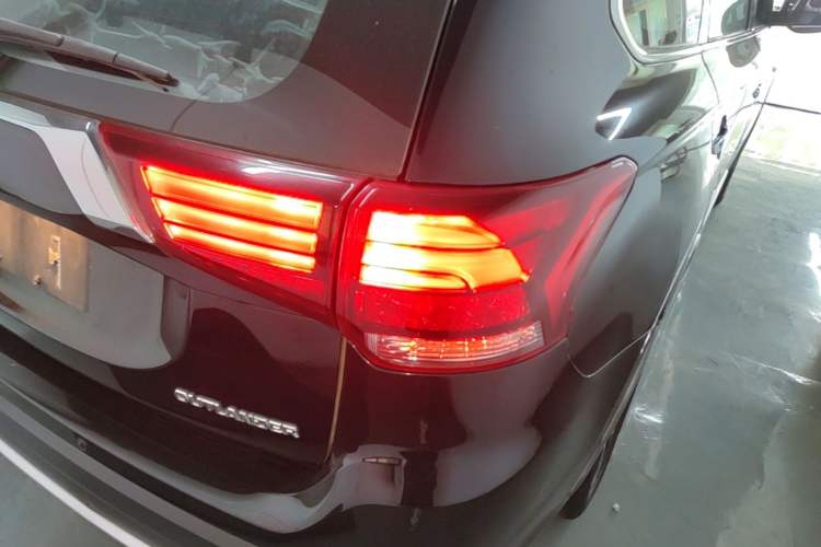 Used Mitsubishi Outlander 2016 2.4L 4x4 Elite Edition 5 Seats Exterior 3