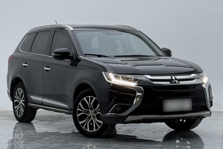 Used Mitsubishi Outlander 2016 2.4L 4x4 Luxury Edition 7-Seater Exterior 4