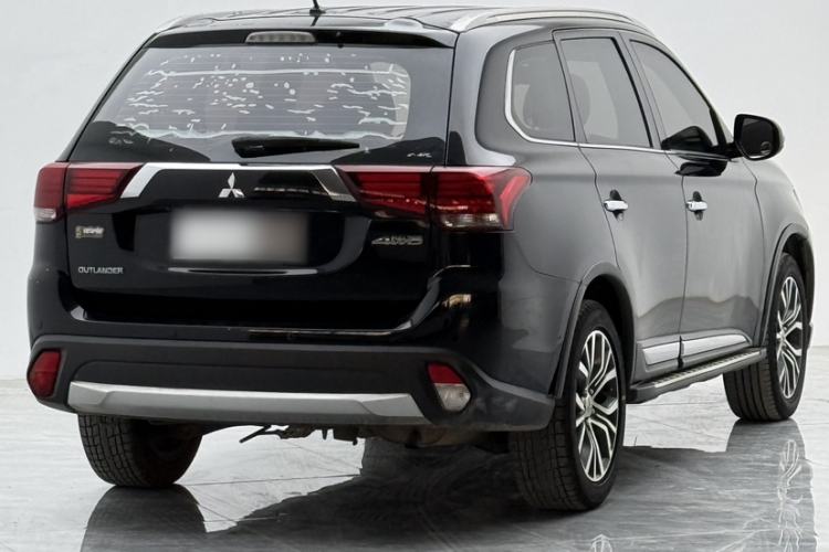 Used Mitsubishi Outlander 2016 2.4L 4x4 Luxury Edition 7-Seater Exterior 5