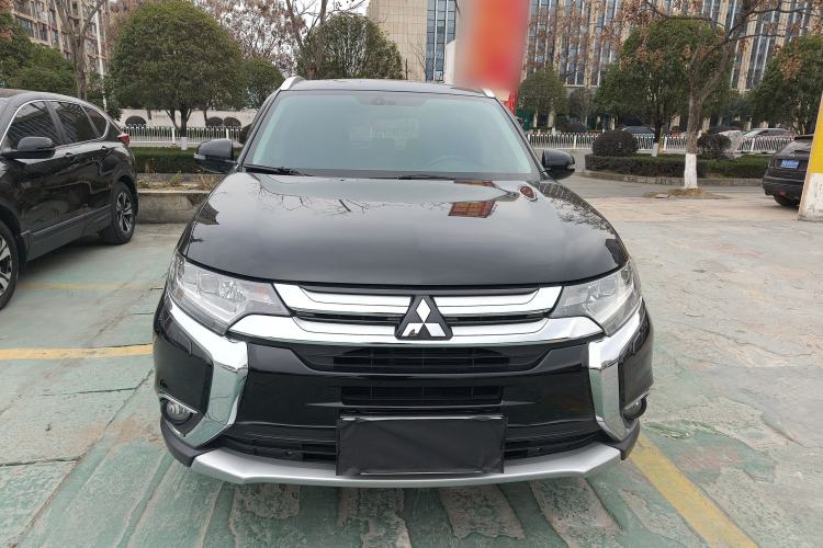 Used Mitsubishi Outlander 2016 2.4L 4x4 Elite Edition 7-Seater Front