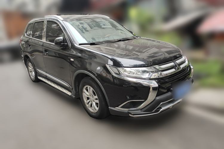 Used Mitsubishi Outlander 2016 2.0L Two-Wheel Drive Fashion Edition 5 Seats Front Right 45 Deg