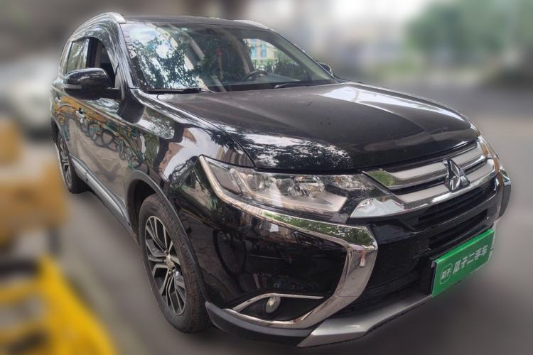 Used Mitsubishi Outlander 2016 2.4L 4x4 Elite Edition 7-Seater Front Right 45 Deg