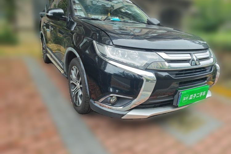 Used Mitsubishi Outlander 2016 2.4L 4x4 Prestige Edition 7-Seater Front Right 45 Deg