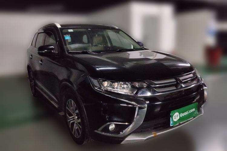 Used Mitsubishi Outlander 2016 2.4L 4x4 Elite Edition 5 Seats Front Right 45 Deg