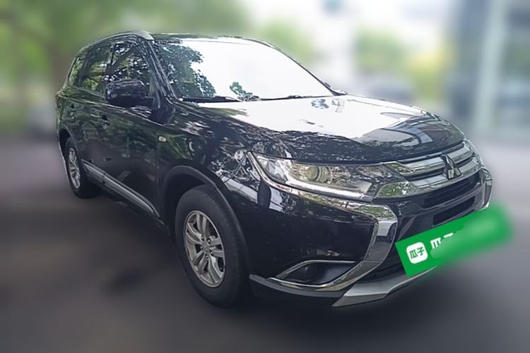 Used Mitsubishi Outlander 2016 2.0L Two-Wheel Drive Fashion Edition 5 Seats Front Right 45 Deg
