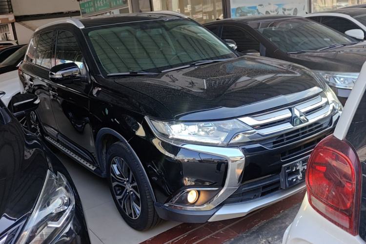 Used Mitsubishi Outlander 2016 2.4L 4x4 Elite Edition 5 Seats Front Right 45 Deg