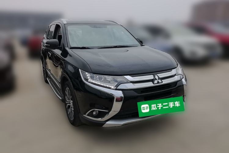 Used Mitsubishi Outlander 2016 2.4L 4x4 Elite Edition 5 Seats Front Right 45 Deg