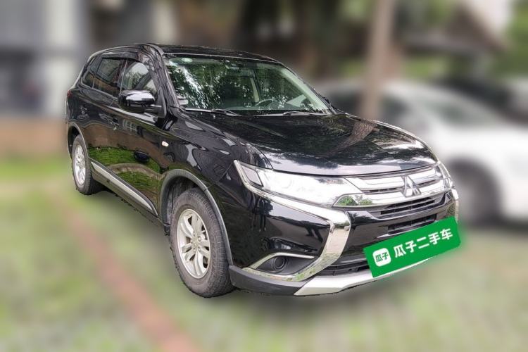 Used Mitsubishi Outlander 2016 2.0L Two-Wheel Drive Fashion Edition 5 Seats Front Right 45 Deg