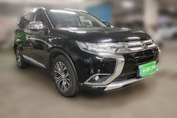Used Mitsubishi Outlander  Front Right 45 Deg