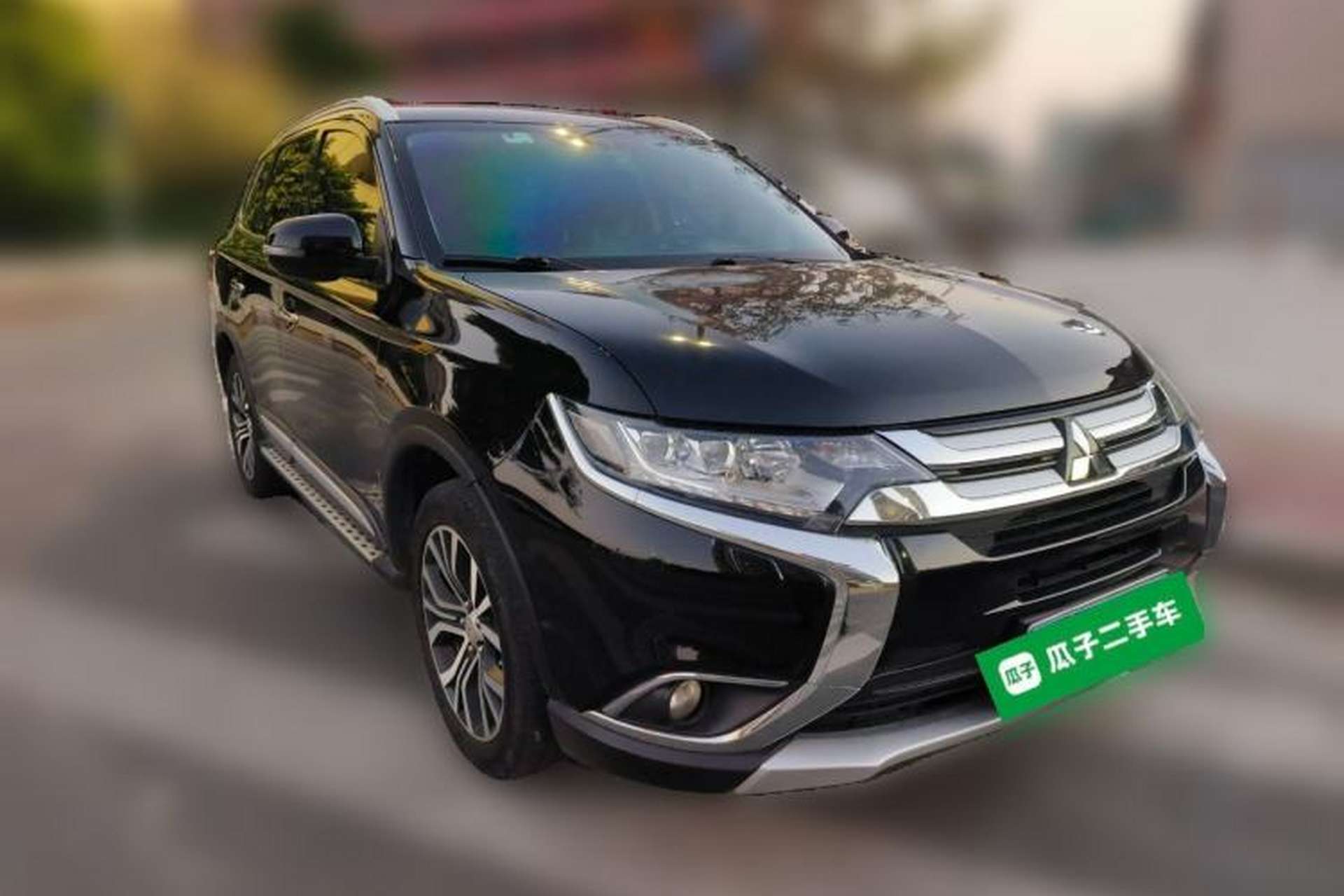 Used Mitsubishi Outlander 2016 2.4L 4x4 Luxury Edition 7-Seater Front Right 45 Deg