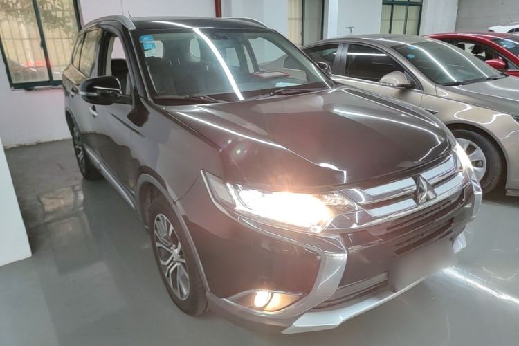 Used Mitsubishi Outlander 2016 2.4L 4x4 Elite Edition 5 Seats Front Right 45 Deg