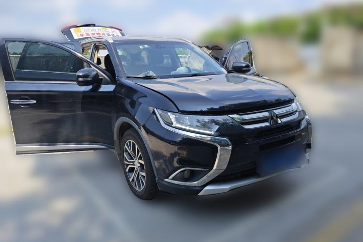 Used Mitsubishi Outlander 2016 2.4L 4x4 Elite Edition 5 Seats Front Right 45 Deg