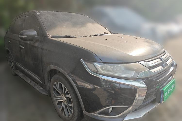 Used Mitsubishi Outlander 2016 2.4L 4x4 Luxury Edition 7-Seater Front Right 45 Deg
