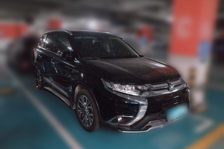 Used Mitsubishi Outlander 2016 2.4L 4x4 Luxury Edition 7-Seater Front Right 45 Deg