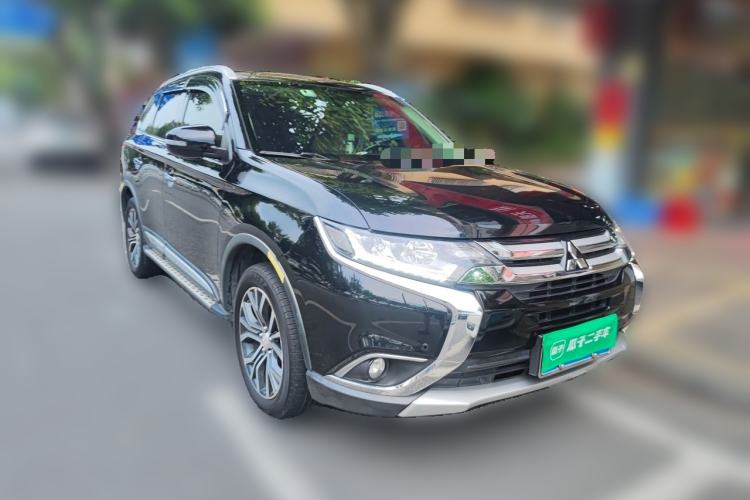 Used Mitsubishi Outlander 2016 2.4L 4x4 Luxury Edition 7-Seater Front Right 45 Deg