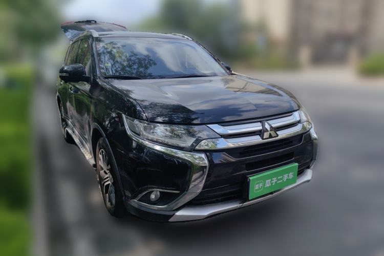 Used Mitsubishi Outlander 2016 2.4L 4x4 Elite Edition 5 Seats Front Right 45 Deg