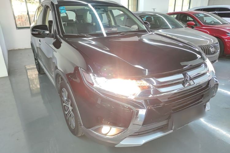 Used Mitsubishi Outlander 2016 2.4L 4x4 Elite Edition 5 Seats Front Right 45 Deg