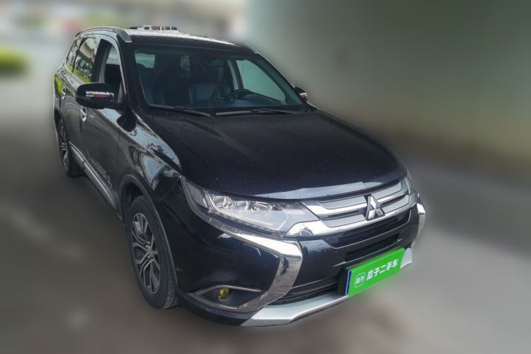 Used Mitsubishi Outlander 2016 2.4L 4x4 Luxury Edition 7-Seater Front Right 45 Deg