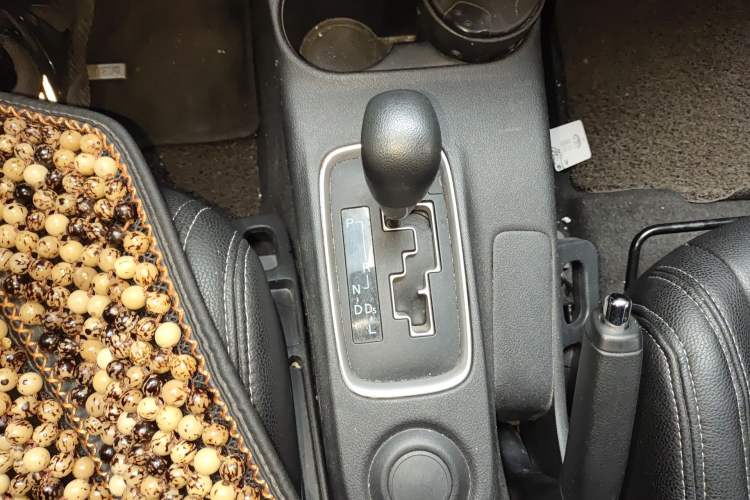 Used Mitsubishi Outlander 2016 2.0L Two-Wheel Drive Fashion Edition 5 Seats Gear Lever
