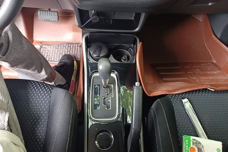 Used Mitsubishi Outlander 2016 2.0L Two-Wheel Drive Fashion Edition 5 Seats Gear Lever