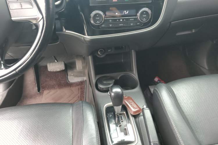 Used Mitsubishi Outlander 2016 2.4L 4x4 Elite Edition 7-Seater Gear Lever