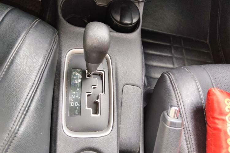 Used Mitsubishi Outlander 2016 2.0L Two-Wheel Drive Fashion Edition 5 Seats Gear Lever