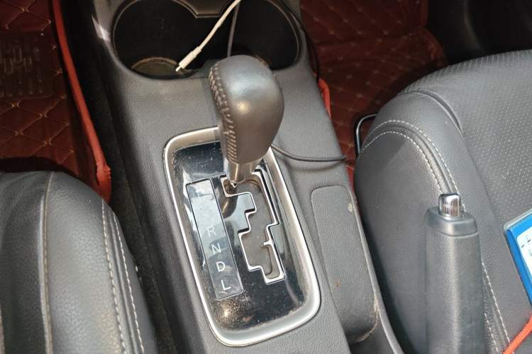 Used Mitsubishi Outlander 2016 2.4L 4x4 Luxury Edition 7-Seater Gear Lever