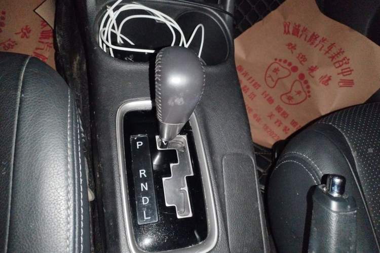 Used Mitsubishi Outlander 2016 2.4L 4x4 Luxury Edition 7-Seater Gear Lever