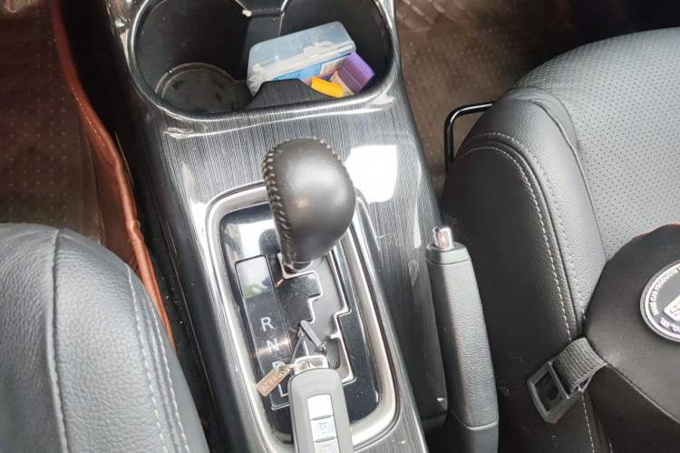 Used Mitsubishi Outlander 2016 2.4L 4x4 Luxury Edition 7-Seater Gear Lever