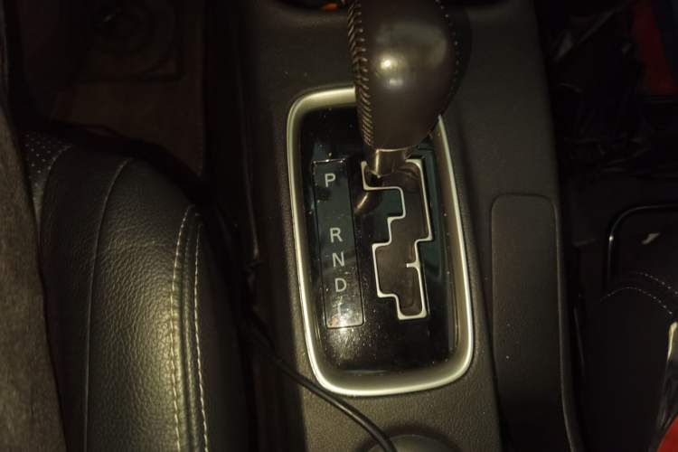 Used Mitsubishi Outlander 2016 2.4L 4x4 Luxury Edition 7-Seater Gear Lever