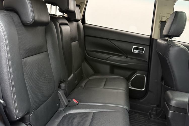 Used Mitsubishi Outlander 2016 2.4L 4x4 Luxury Edition 7-Seater Interior 1