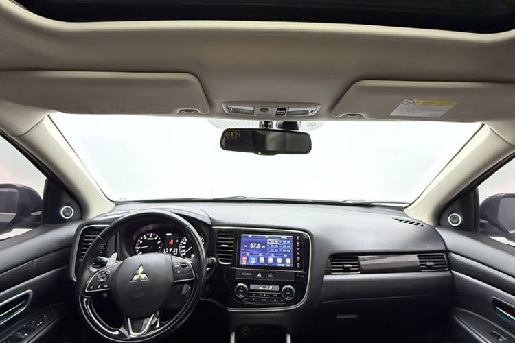 Used Mitsubishi Outlander 2016 2.4L 4x4 Luxury Edition 7-Seater Interior 2