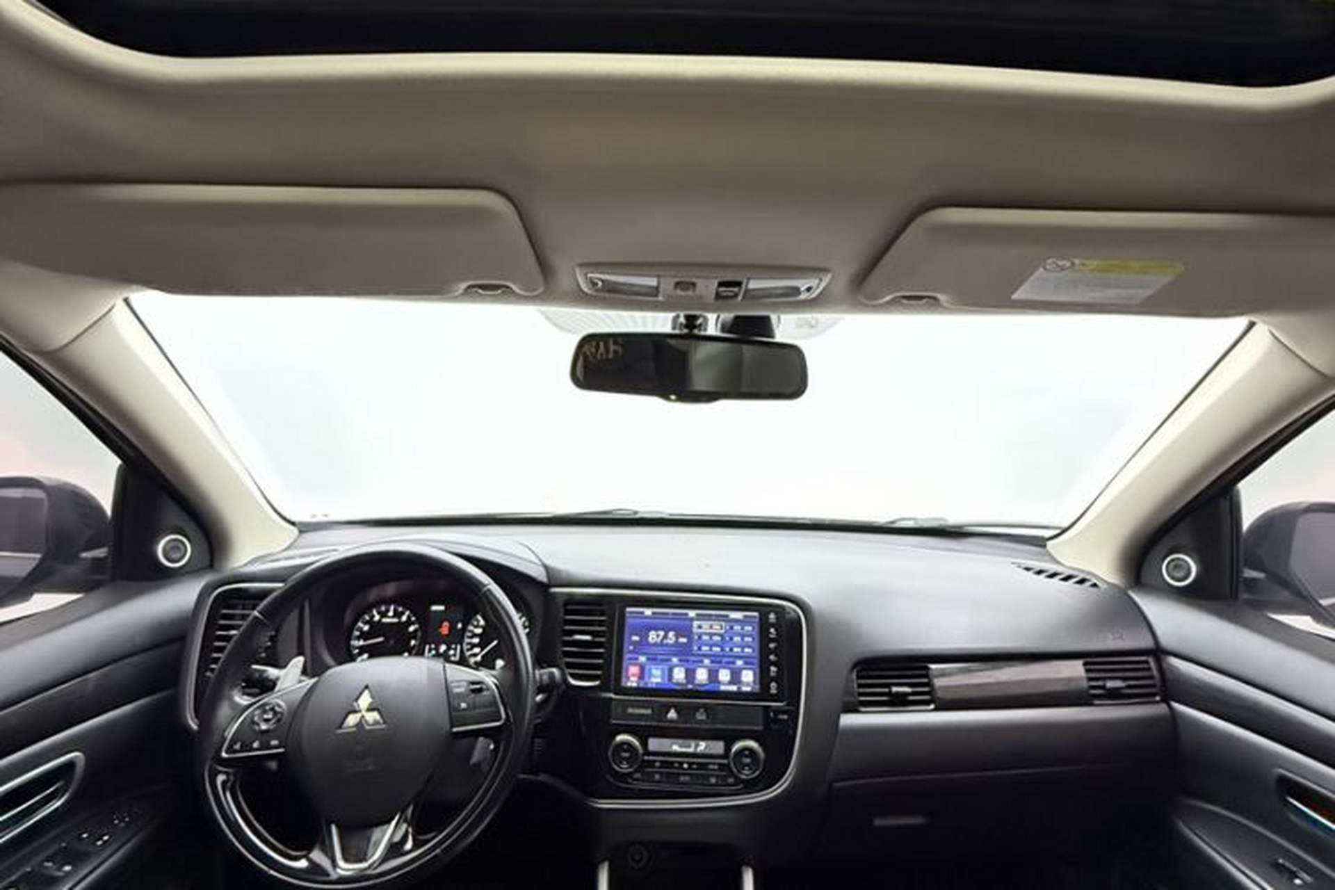 Used Mitsubishi Outlander 2016 2.4L 4x4 Luxury Edition 7-Seater Interior 2
