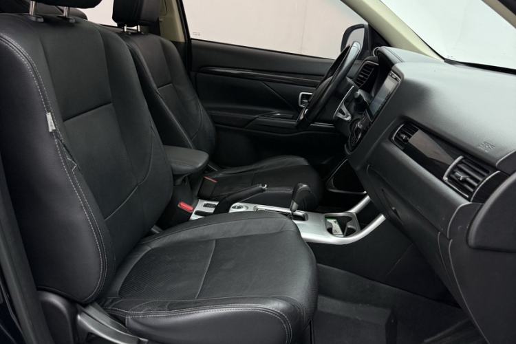 Used Mitsubishi Outlander 2016 2.4L 4x4 Luxury Edition 7-Seater Interior 3